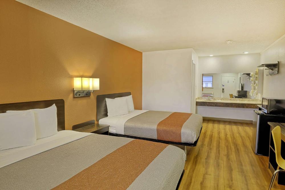 Queen Room with Two Queen Beds - Non-Smoking interior