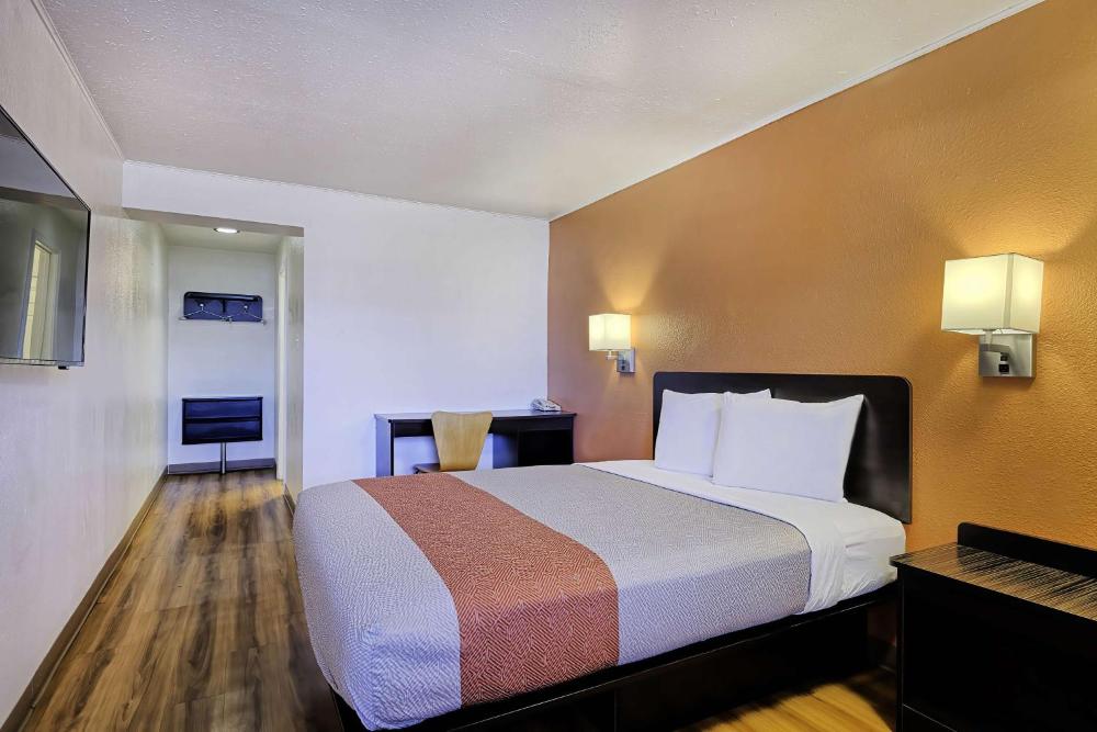 Deluxe King Room - Non-Smoking interior