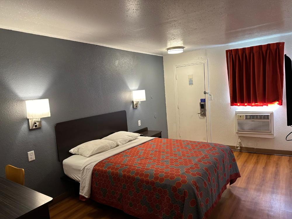 Queen Room - Non-Smoking interior